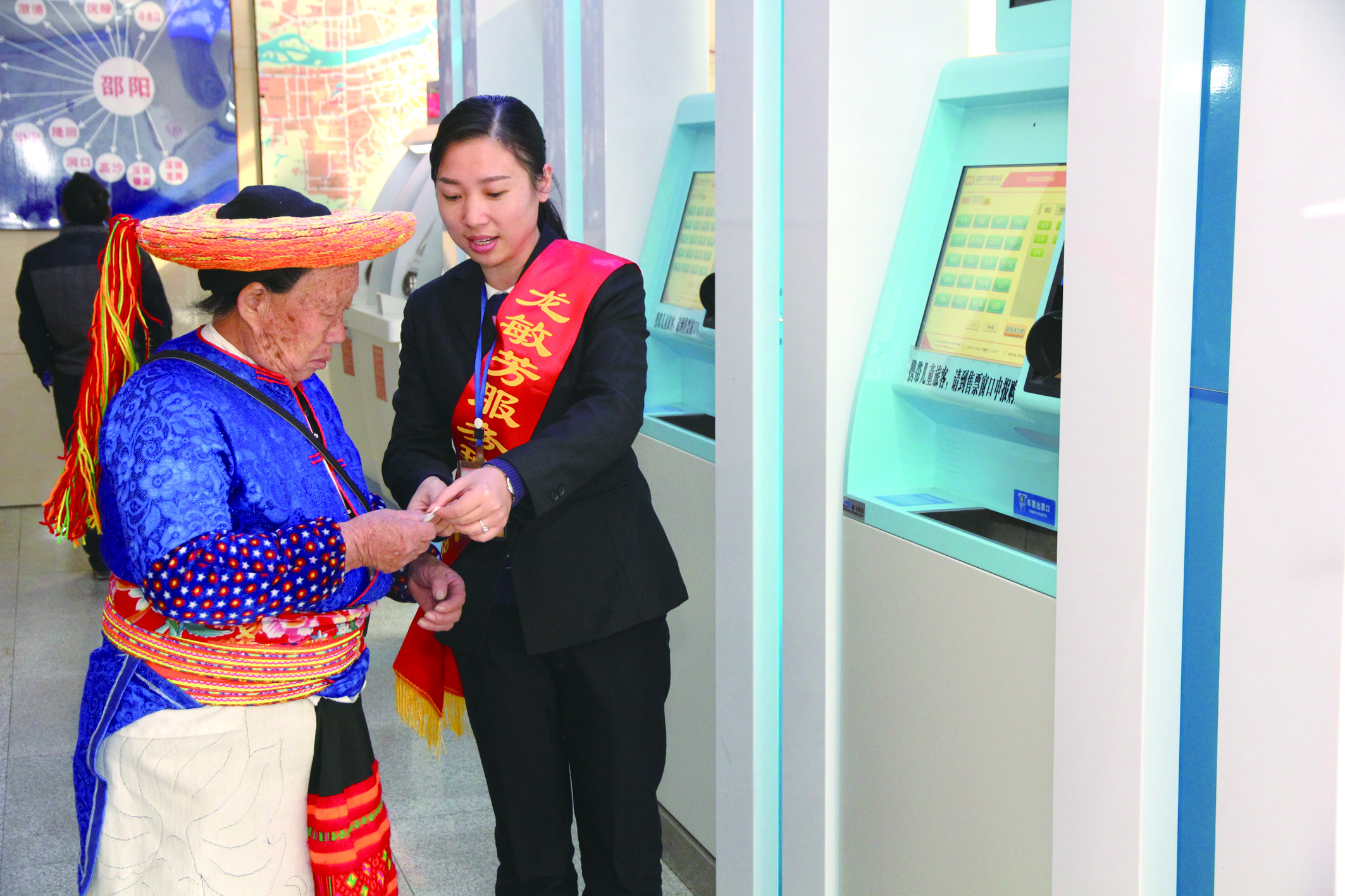 實(shí)名自助售票也深受瑤族老人青睞。 李高雄攝于市汽車北站