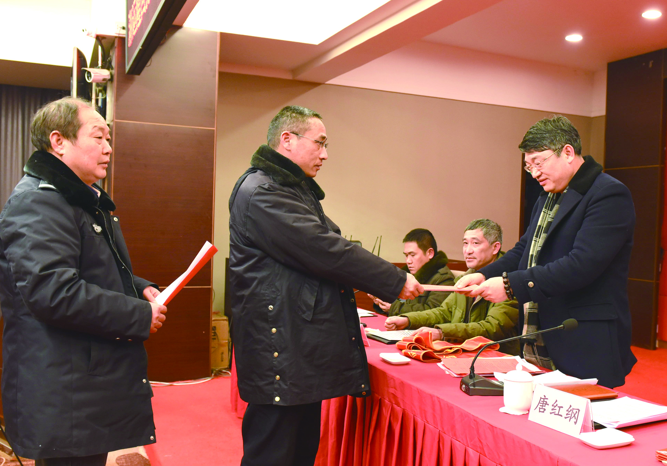 1月30日，隆回分公司召開(kāi)2017年工作總結(jié)表彰大會(huì)暨2018年春運(yùn)工作動(dòng)員大會(huì)。