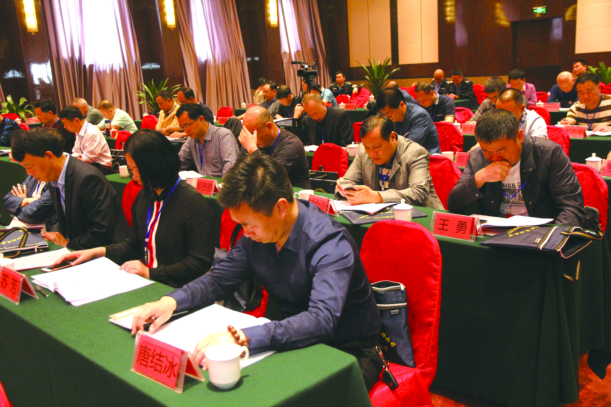 圖為第一屆五次股東代表在認(rèn)真聽取工作報(bào)告。