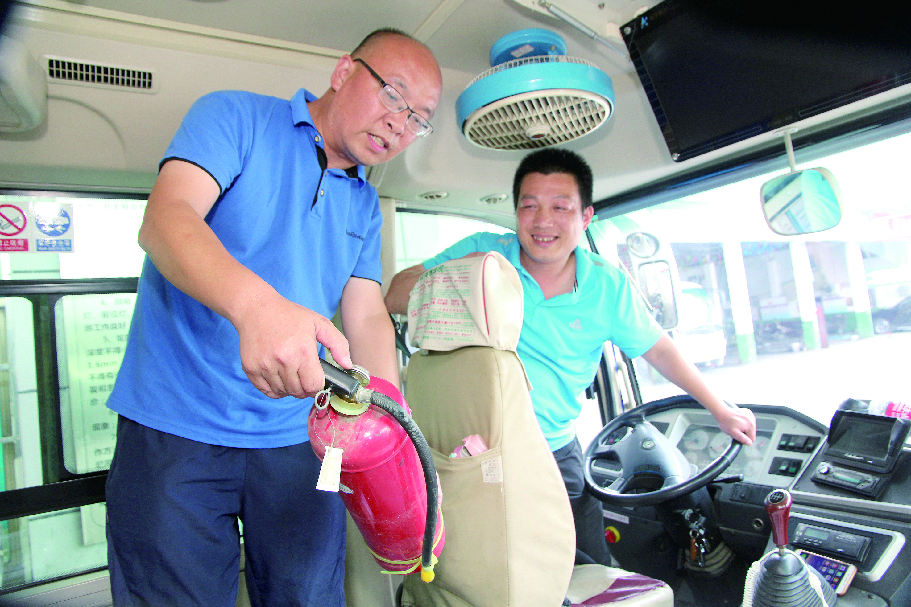 安全稽查兩不誤 ——記集團(tuán)公司優(yōu)秀共產(chǎn)黨員、隆回汽車西站副站長(zhǎng)李擁政 肖秀華